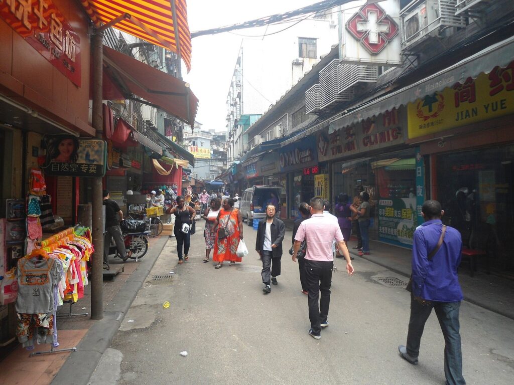 Rua comercial movimentada em Guangzhou, na China