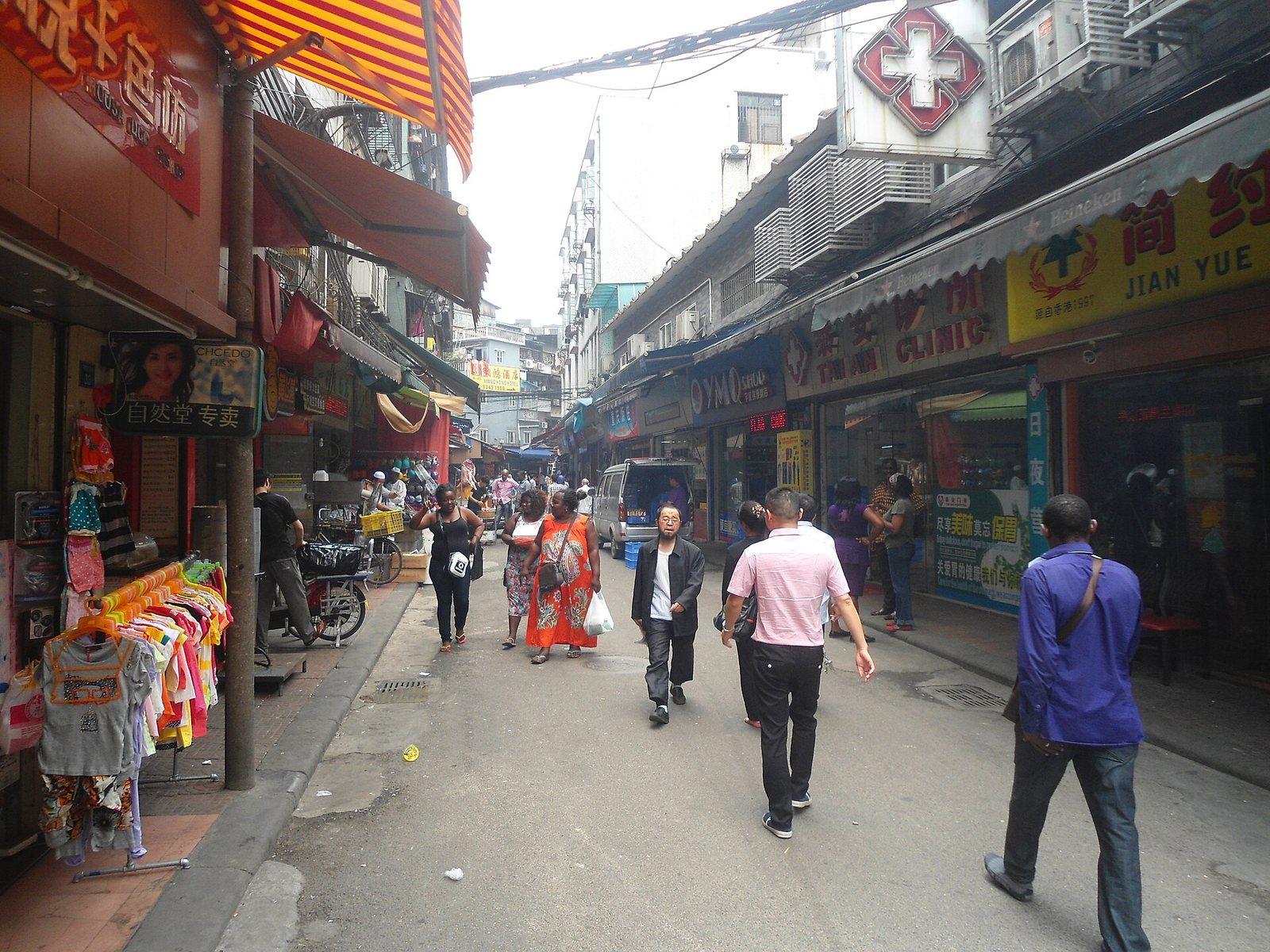 Rua comercial movimentada em Guangzhou, na China